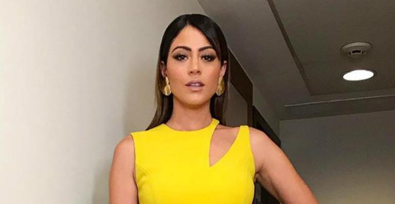 Carol Castro eleva temperatura ao posar de lingerie transparente e fãs elogiam: ”Deusa”