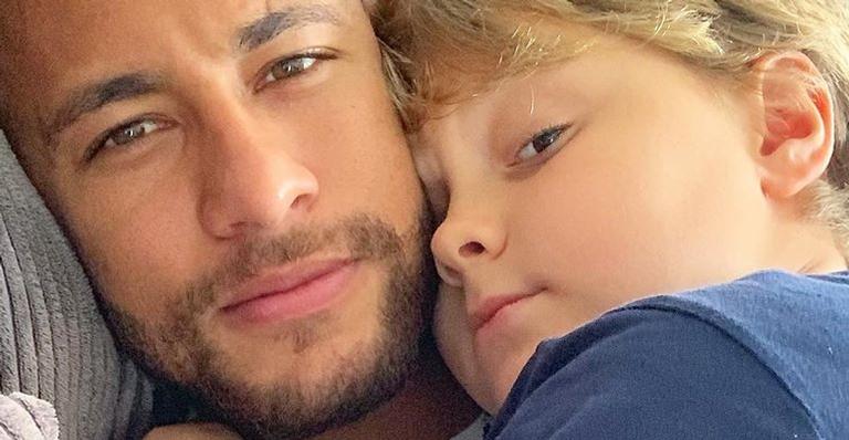 Tal pai, tal filho! Davi Lucca impressiona ao fazer gol de letra em jogo de futebol com os amigos