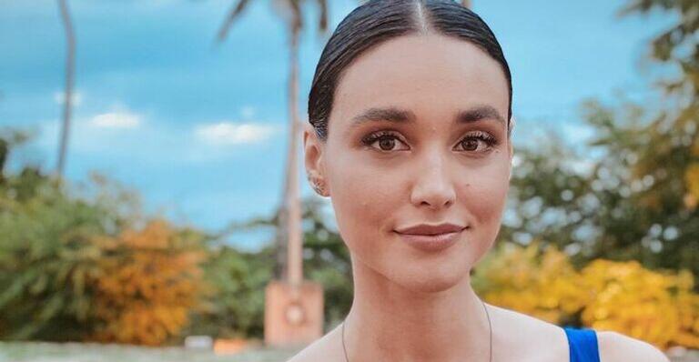 Débora Nascimento é vista com seu novo namorado em clima de romance
