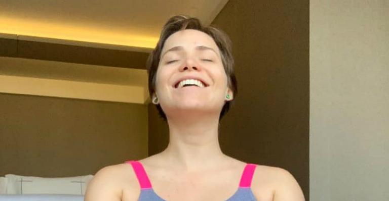 Em reta final da gravidez, Leticia Colin exibe barrigão em roupas de academia: ”Linda”