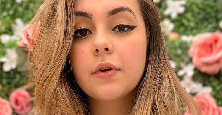 Klara Castanho faz poses de biquíni na piscina em cliques feitos pela mãe: ”Maravilhosa!”