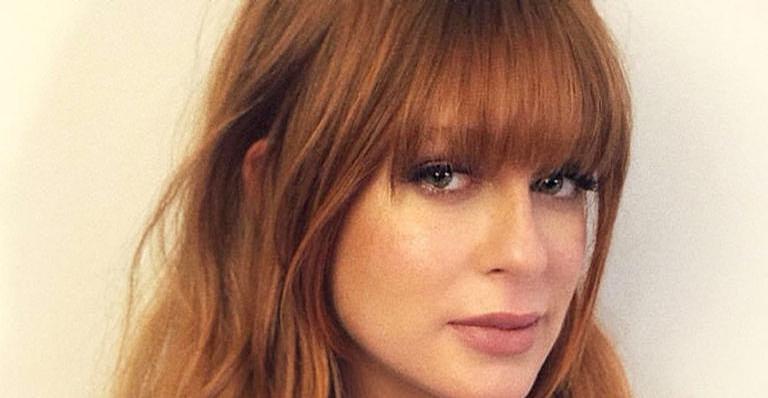 Marina Ruy Barbosa faz selfie poderosa no elevador e mostra barriga definida
