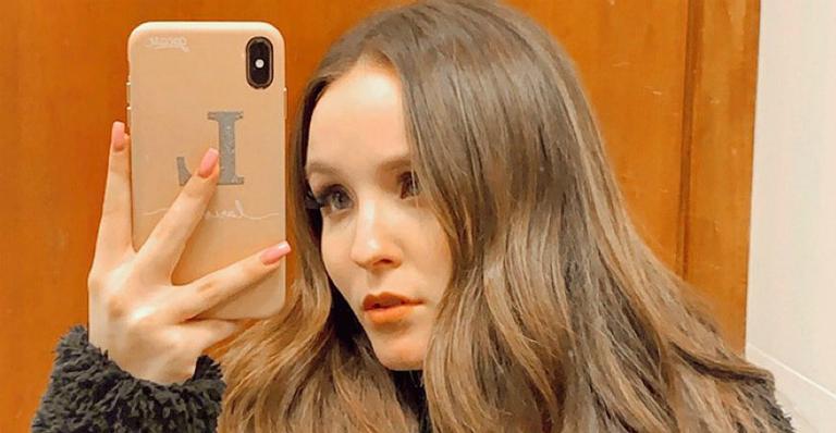 Na Disney, Larissa Manoela esbanja felicidade ao lado do Mickey e fãs elogiam: ”Perfeita!”