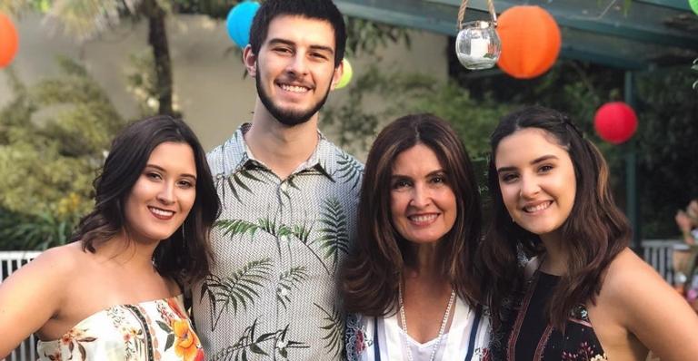 Filha gata de Fátima Bernardes exibe corpão de biquíni e recebe elogios na web: ”Belíssima”
