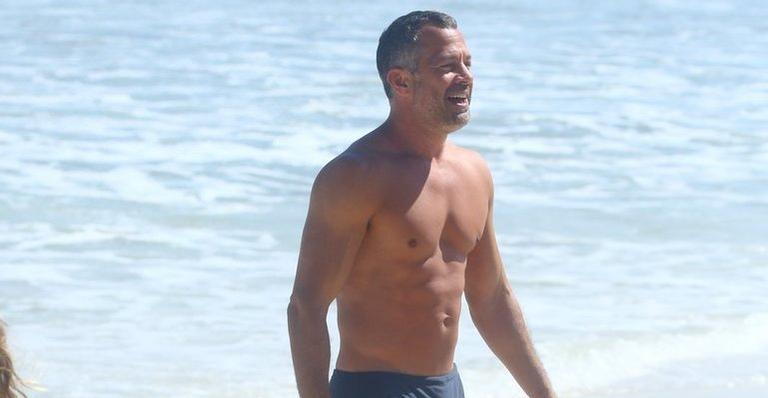 Em dia de praia com a família, Malvino Salvador é flagrado esbanjando simpatia com os fãs