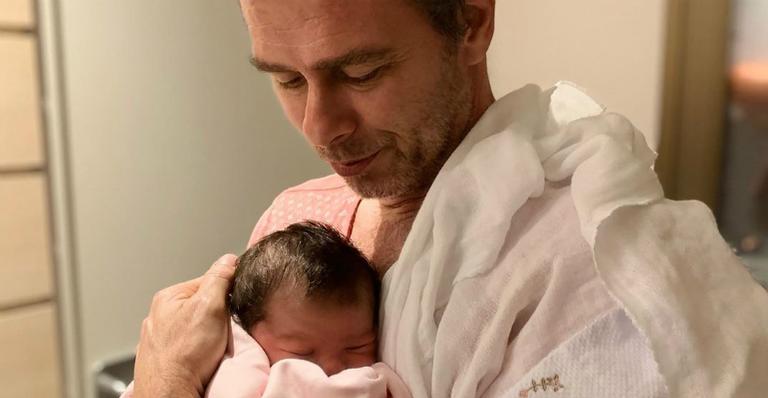 Rafael Vitti compartilha momento de babação dos pais com Clara Maria: ”Domingão começando”