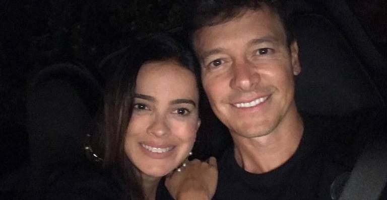 Em sua mansão, Rodrigo Faro e Vera Viel protagonizam momento íntimo em banheiro luxuoso
