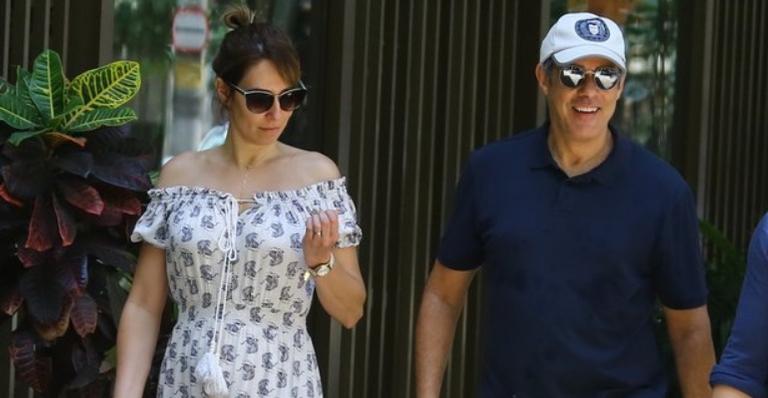 Em momento raríssimo, William Bonner e a esposa são flagrados em momento de descontração juntinhos