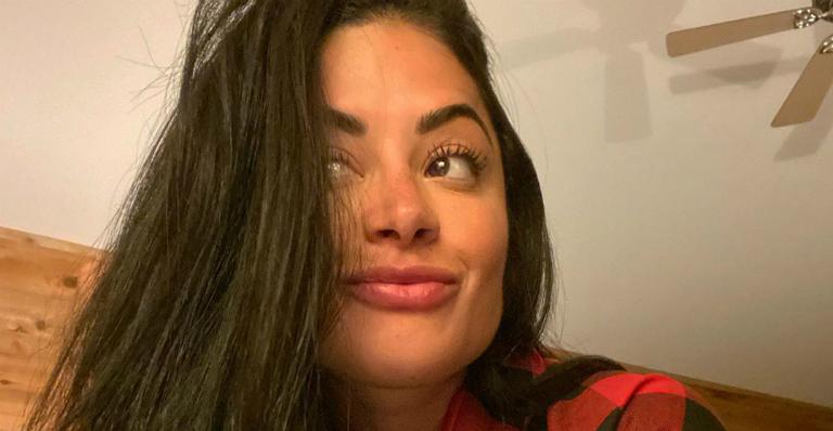 Aline Riscado volta para o Brasil e empina bumbum perfeito para a foto: ”Voltei”