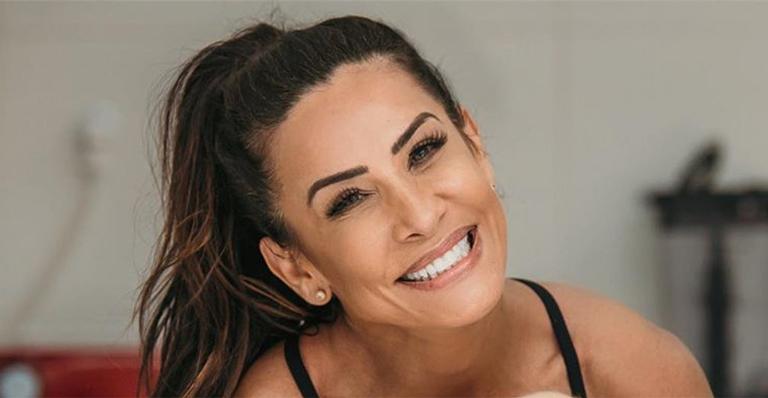 Aos 42, Scheila Carvalho esbanja boa forma ao lado da filha