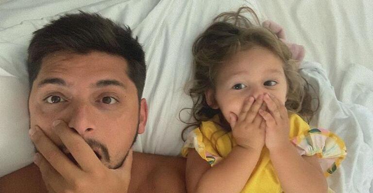 Filha de Bruno Gissoni encanta com gesto fofo para natureza: ”Tchau sol”