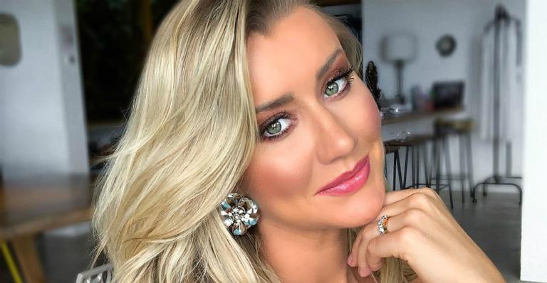 Esposa de Roberto Justus posa de biquíni e exibe barriga de três meses: ”Barriga de alegria”