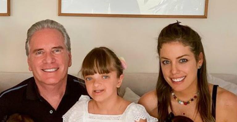 Fabiana Justus quebra silêncio e comemora anúncio do pai: ”Tio ou titia vindo por aí!”