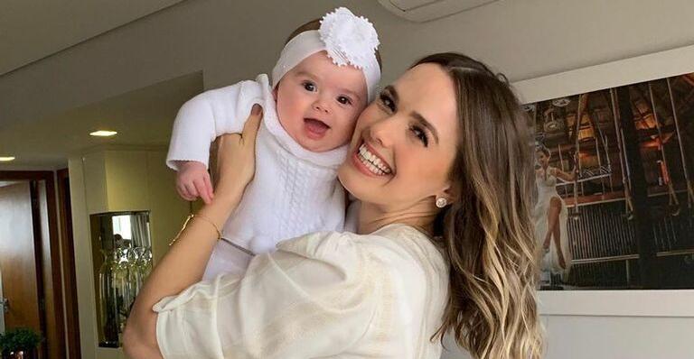 Pronta para o verão, filha de Thaeme Mariôto rouba a cena ao surgir de roupa de banho
