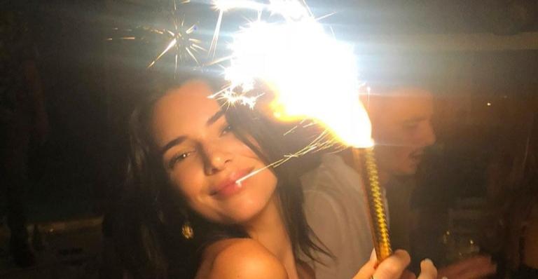 Kendall Jenner celebra aniversário e fotógrafo relembra foto nua da modelo: ”Uma obra de arte”