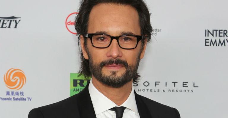 Rodrigo Santoro posa barbudo ao lado de ator americano em bastidores de nova série