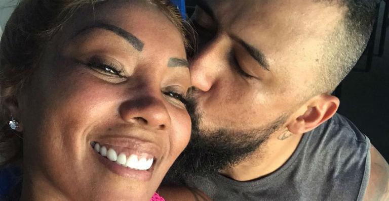 Mãe de Ludmilla curte piscina e pagode ao lado do namorado