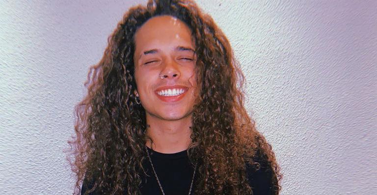Vitão explode o fofurômetro ao postar foto ao lado de fã mirim que o parou na rua