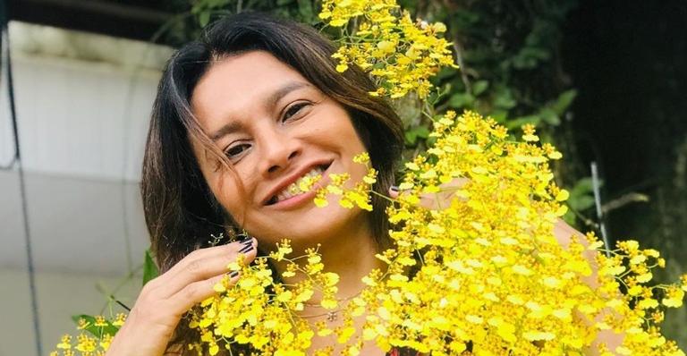 Em prol do cimena brasileiro, Dira Paes compartilha clique de biquíni