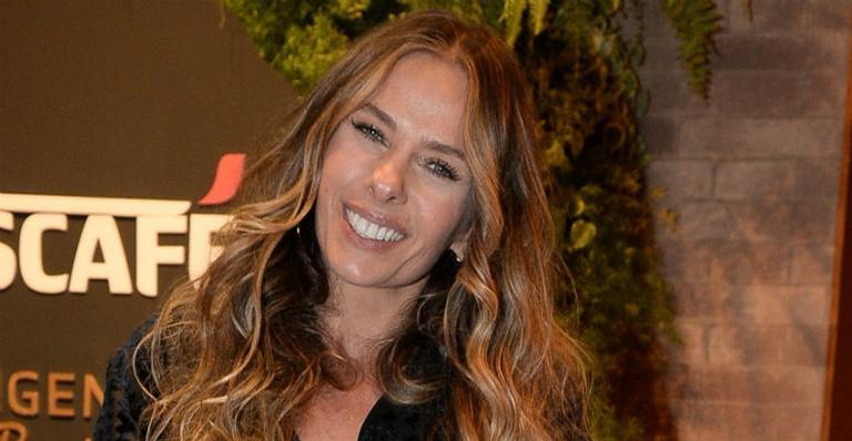 Aos 46 anos, Adriane Galisteu exibe barriga negativa e fãs elogiam: ”Maravilhosa”