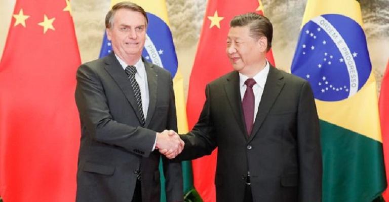 Bolsonaro viaja à China com missão de unir laços