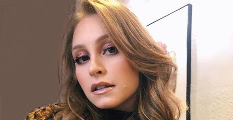 Carla Diaz compartilha clique sensual na piscina e eleva a temperatura