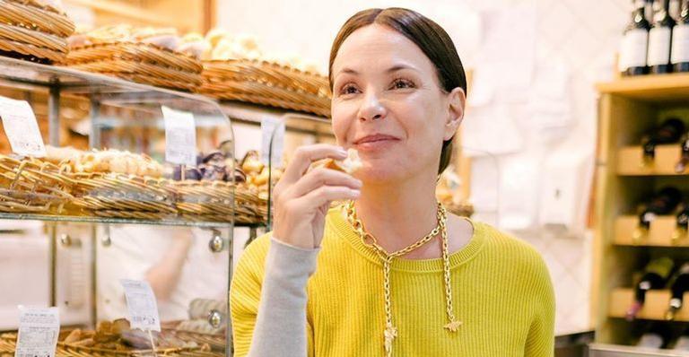 Aos 51 anos, Carolina Ferraz posa de shortinhos em clique descontraído: ”Nada discreta”