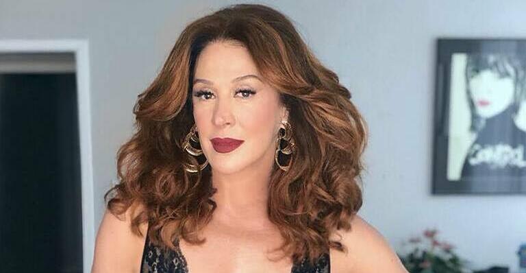 Claudia Raia mostra procedimento para se recuperar de lesão