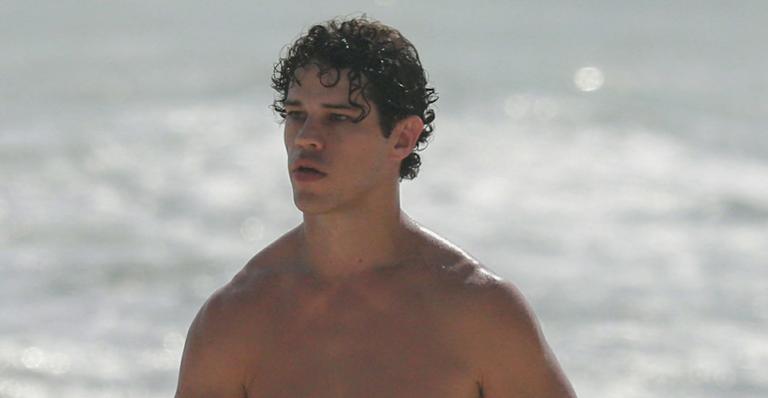 De sunga, José Loreto exibe corpo sarado ao jogar frescobol na praia