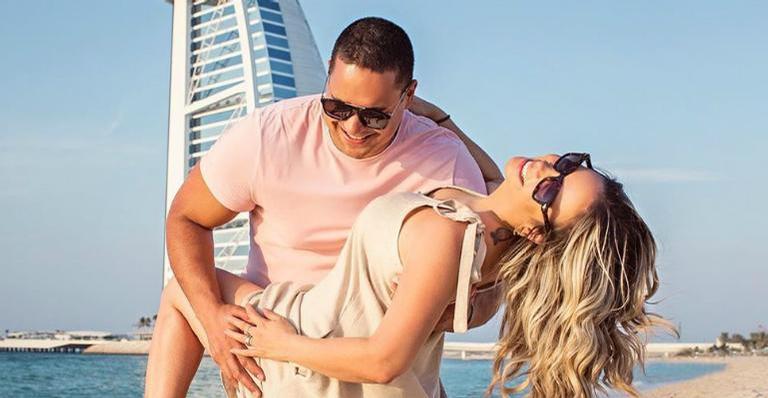 Em clima de romance, Carla Perez compartilha momento com Xandyy na praia e se declara