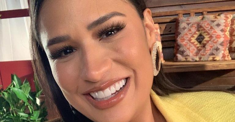 Em Orlando, Simone vai às compras de pijama e brinca: ”Ridícula”