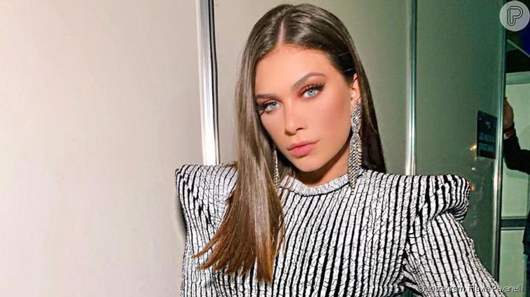 Após assumir romance, Flavia Pavanelli curte viagem para Dubai e posa com camelos