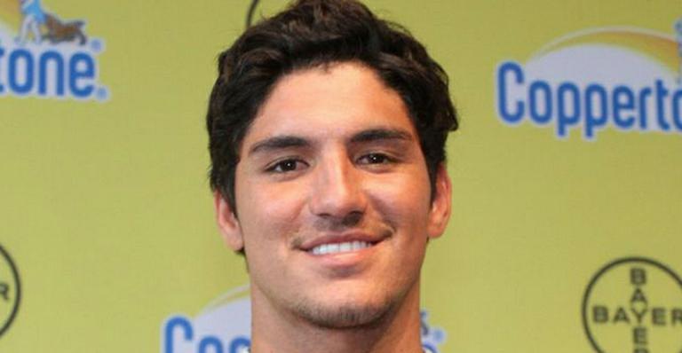 Gabriel Medina aparece sem camisa e eleva a temperatura