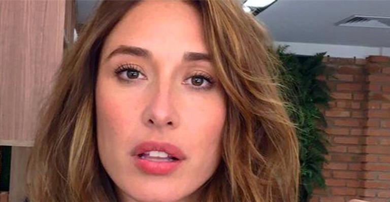 Grávida, Giselle Itié exibe o barrigão em clique só de biquíni na praia