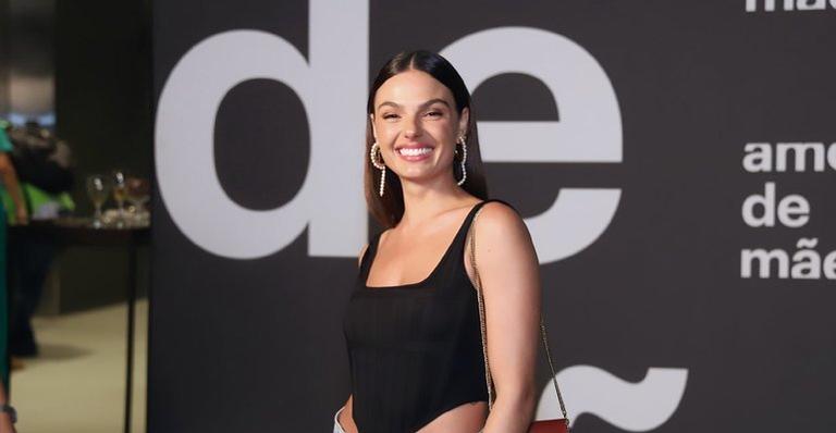 De barriga de fora, Isis Valverde rouba a cena com look descolado em estreia de sua próxima novela