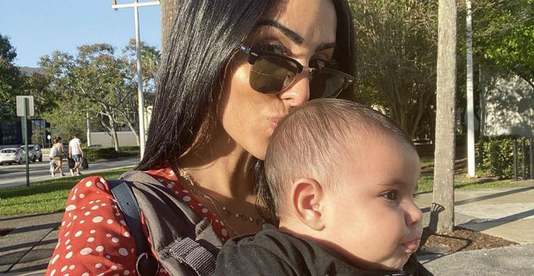 Fofura! Jade Seba posta foto do filho usando um chapéu de palha e encanta