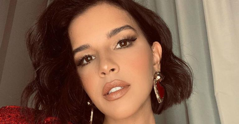 Mariana Rios posa com vestido que mostra demais para anunciar o lançamento de seu novo clipe