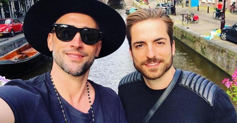 Paulo Gustavo compartilha clique romântico ao lado do marido e se declara: ”Pai dos meus filhos”