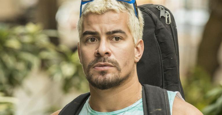Thiago Martins aproveita dia de praia com suposta namorada