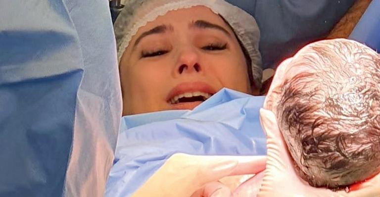 Tatá Werneck e Rafa Vitti babando por Clara Maria