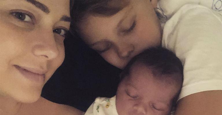Carol Dantas faz montagem com foto dos dois filhos e semelhança entre eles impressiona