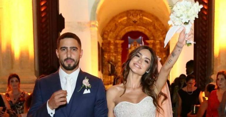 Renato Góes faz surpresa para Thaila Ayala em comemoração ao primeiro mês de casamento