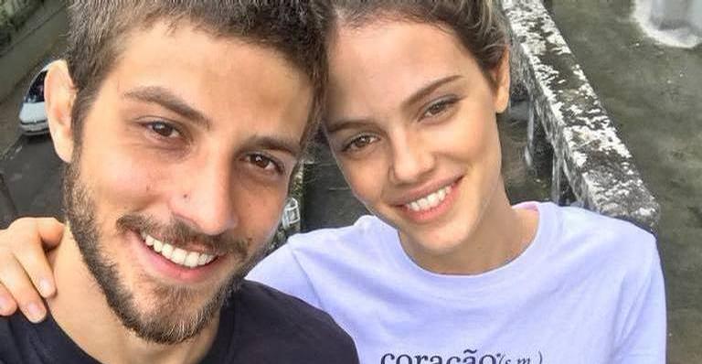 Chay Suede compõe música para filha com Laura Neiva: ”Curtindo cada fase”