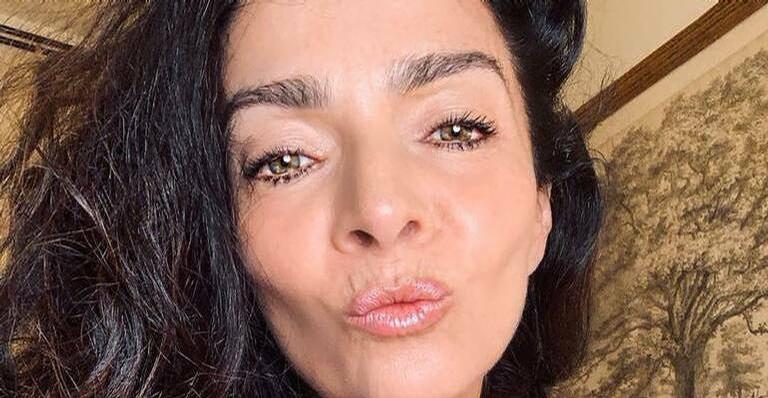 Claudia Ohana surpreende em clique sensual e arranca suspiros nas redes sociais