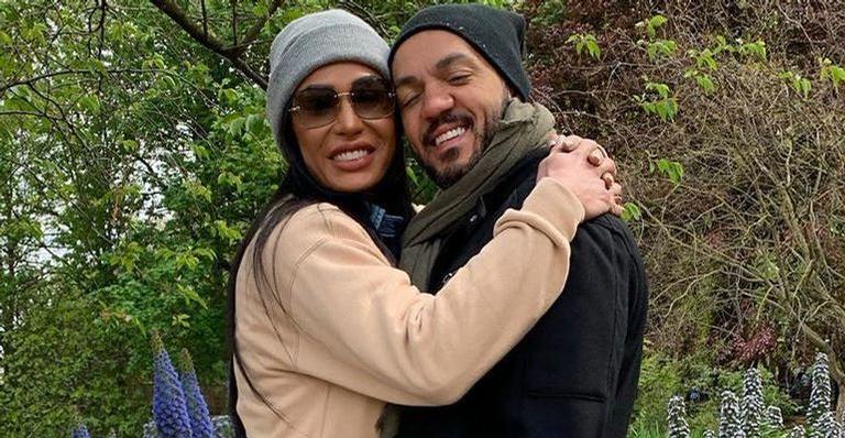 Gracyanne Barbosa e Belo trocam beijão em première no Rio