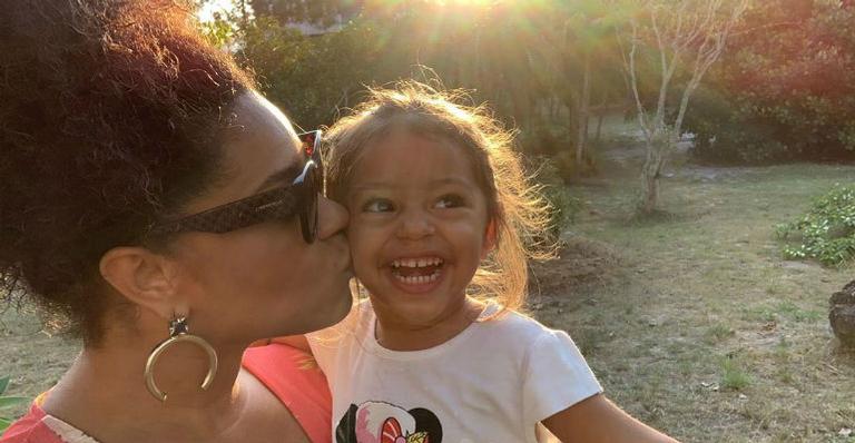 Juliana Alves compartilha foto com a filha, Yolanda, e se declara: ”Minha pequena grande bebê”