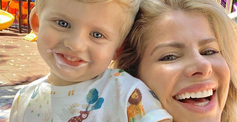 Karina Bacchi posa ao lado de Enrico e compartilha ensinamentos do filho: ”Ensinando e aprendendo”