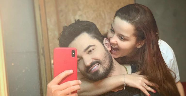 Maiara, da dupla com Maraisa, e Fernando surgem deslumbrantes para casamento de Zé Neto
