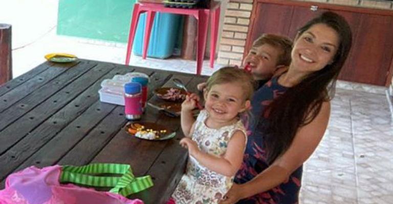 Thais Fersoza encanta os seguidores ao mostrar parceria dos filhos ao brincarem juntos em escorrega