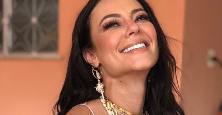 No estilo sereia, Paolla Oliveira rouba a cena em evento da Grande Rio